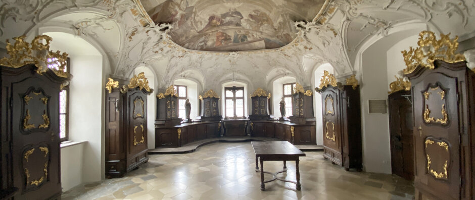 Sanierte Sakristeimöbel in der ehemaligen Klosterkirche Mariä Himmelfahrt in Markt Indersdorf - © Thomas Jakob/Staatliches Bauamt Freising