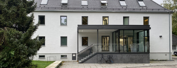 Sanierte Ostfassade mit neuem Eingangsbereich Sanierte Ostfassade mit neuem Eingangsbereich