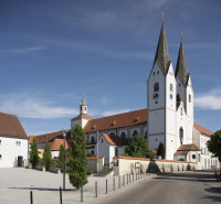 Drei Jahre lang sanierte das das Staatliche Bauamt Freising Teile der ehemaligen Klosterkirche Mariä Himmelfahrt in Markt Indersdorf nordöstlich von München. Die Fassade erhielt nun einen denkmalgerechten weißen Anstrich. © StBAFS