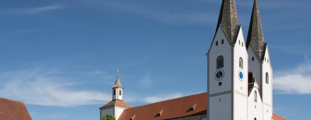 Drei Jahre lang sanierte das das Staatliche Bauamt Freising Teile der ehemaligen Klosterkirche Mariä Himmelfahrt in Markt Indersdorf nordöstlich von München. Die Fassade erhielt nun einen denkmalgerechten weißen Anstrich.