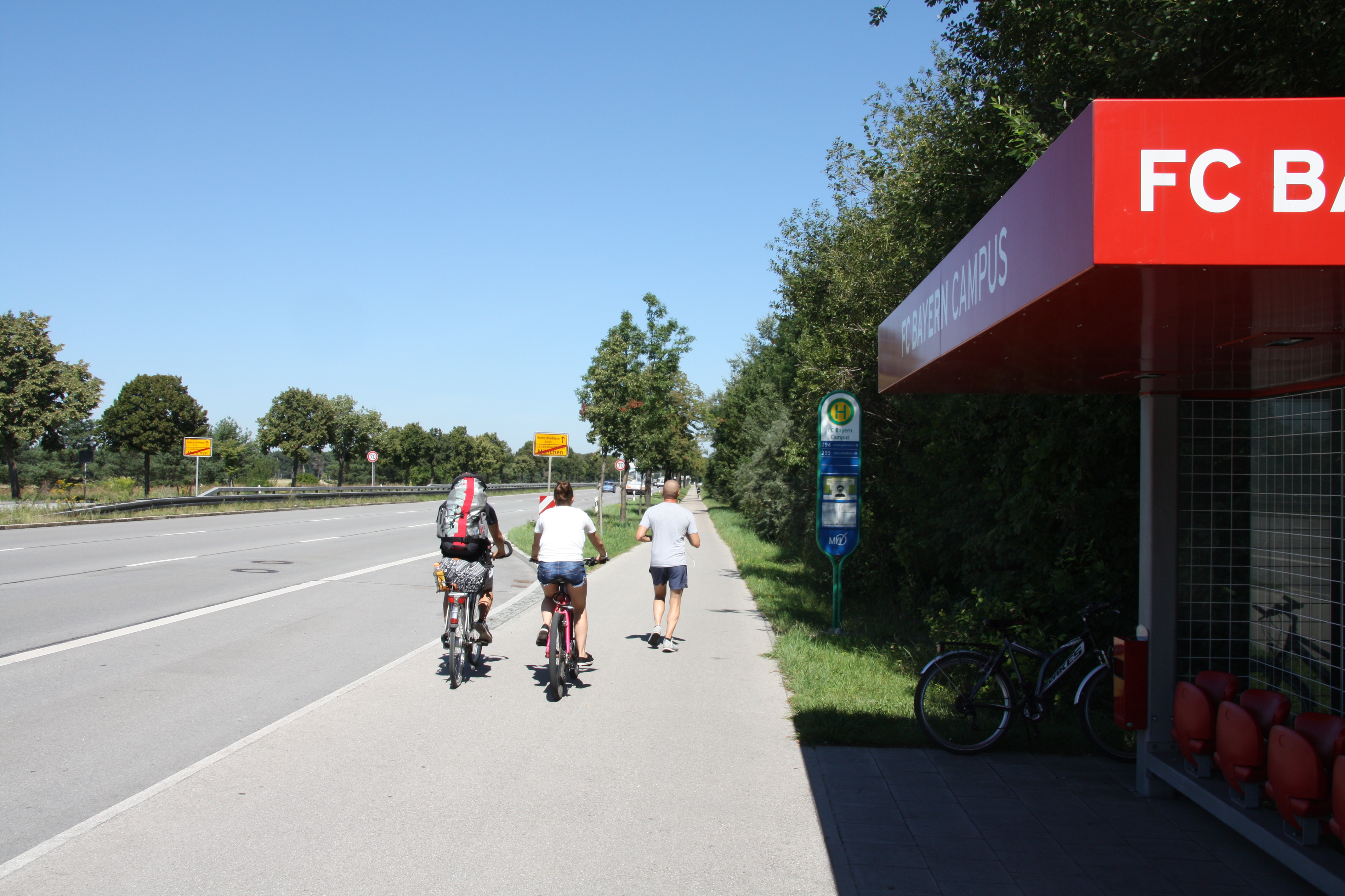 Auch das Staatliche Bauamt Freising ist in die Planungen für den Radschnellweg involviert. Es verantwortet den Bereich zwischen der nördlichen Münchner Stadtgrenze (Im Bild: die Haltestelle des FC Bayern Campus) entlang der B13 bis nach Unterschleißheim.