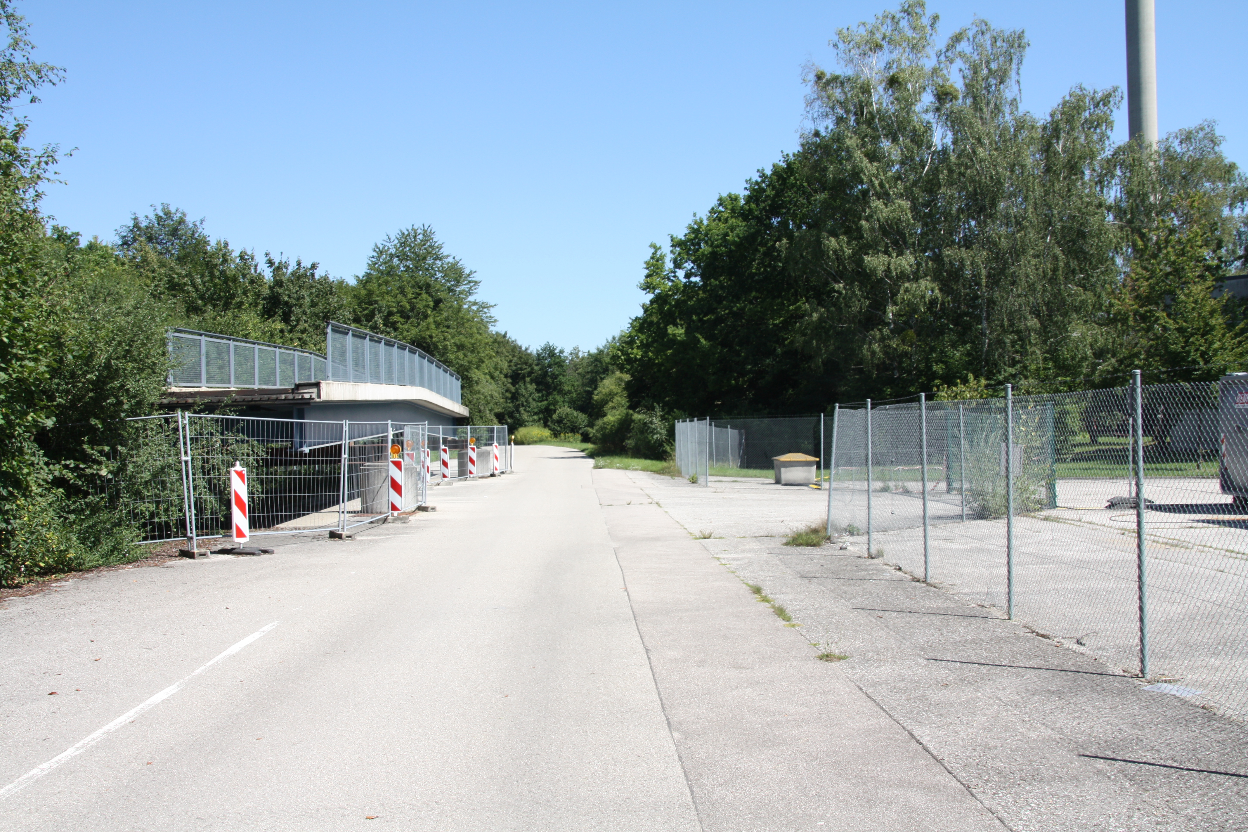 Nördlich von Neuherberg zweigt die Trasse nach Osten ab und verläuft entlang der alten, mittlerweile autofreien B13.