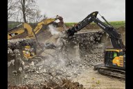 Drei Bagger mit Hydraulikhammern und Betonscheren machten sich in der vergangenen Woche ans Werk und haben die Brücke der Kreisstraße ED 31 über die B 15 bei Hohenpolding Stück für Stück abgebrochen. (Foto: Thomas Jakob/Staatliches Bauamt Freising)