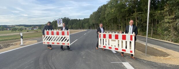 Von links nach rechts: Dachaus Landrat Stefan Löwl, Hans Jörg Oelschlegel (Bereichsleiter Straßenbau beim Staatlichen Bauamt Freising), Michael Reiter (Erster Bürgermeister Alto-münster) und MdL Bernhard Seidenath bei der Verkehrsfreigabe der Staatsstraße 2047.