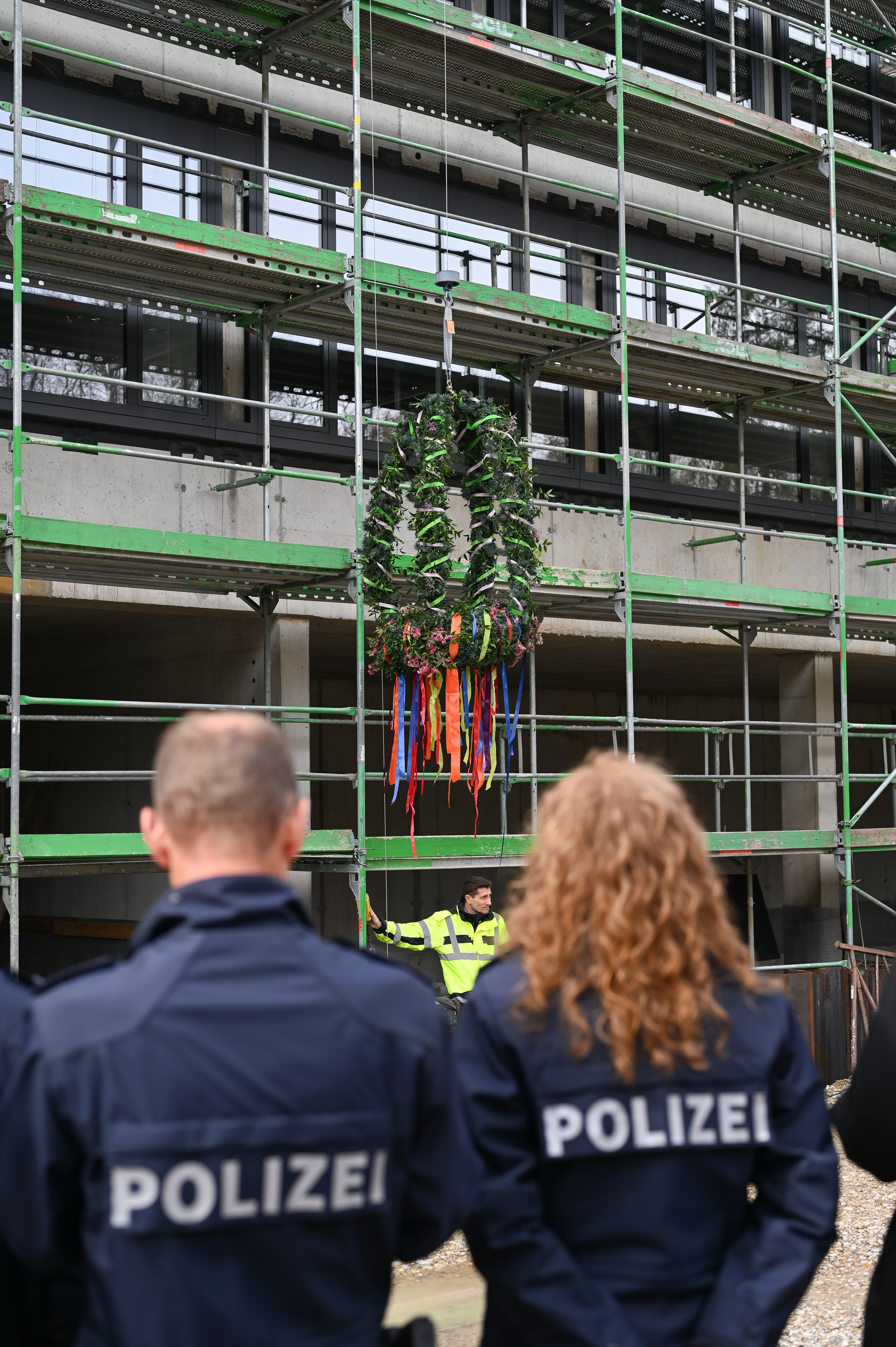 Heben der Richtkrone Neubau PI Dachau Heben der Richtkrone Neubau PI Dachau