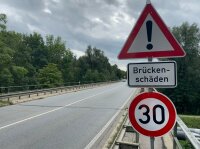 Die Geschwindigkeit auf der Isarbrücke bei Marzling wird auf 30 km/h beschränkt. Der Lkw-Verkehr wird umgeleitet.