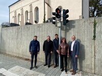 Nahmen die Fußgängerampel offiziell in Betrieb: Johannes Riedelsheimer (Staatliches Bauamt Freising), Bürgermeister Johannes Kneidl, Christian Mattmann (Staatliches Bauamt Freising), Birgit Hutterer (Initiatorin) und Bernhard Seidenath (MdL)