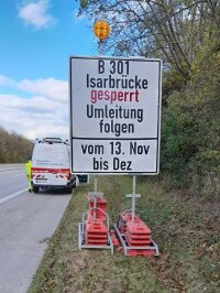 Hinweisschild „B 301 Isarbrücke gesperrt“