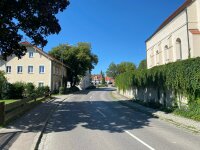 St 2054 Ortsdurchfahrt Einsbach: Am Standort der Kirche wird eine Fußgängerampel errichtet.