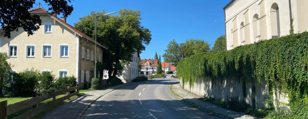St 2054 Ortsdurchfahrt Einsbach: Am Standort der Kirche wird eine Fußgängerampel errichtet.