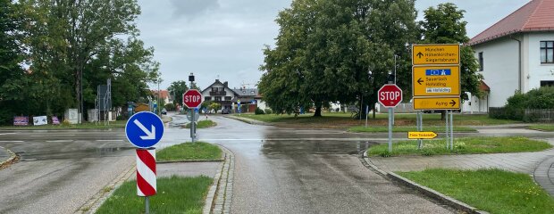 Der als Unfallschwerpunkt bekannte Kreuzungsbereich der Staatsstraßen St 2070 und St 2367 mit der Kreisstraße M 9 in Faistenhaar wird umgebaut