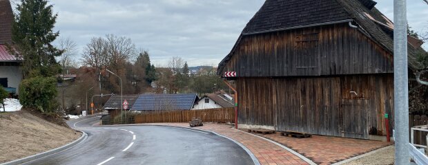 Die Sanierung der Ortsdurchfahrt Volk- mannsdorf ist abgeschlossen und nun ohne Ampelregelung zweispurig befahrbar. Die Sanierung der Ortsdurchfahrt Volk- mannsdorf ist abgeschlossen und nun ohne Ampelregelung zweispurig befahrbar.