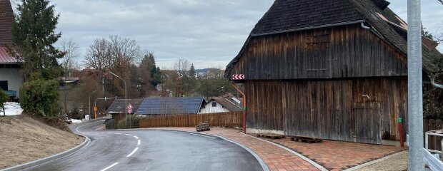 Die Sanierung der Ortsdurchfahrt Volk- mannsdorf ist abgeschlossen und nun ohne Ampelregelung zweispurig befahrbar.