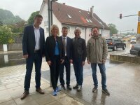 v.l.n.r. Christian Mattmann (Staatliches Bauamt Freising); Staatsministerin Ulrike Scharf (MdL), Bürgermeister Christian Pröbst, Franz Hof- stetter (stellv. Landrat) und Gregor Schober (WipflerPlan).