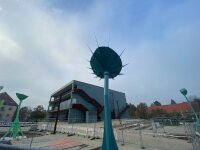 Vor dem Neubau des Zentrums für Naturwissenschaftliche Grundlagen   wurden die Skulpturen „Hello Again“ aufgebaut. 